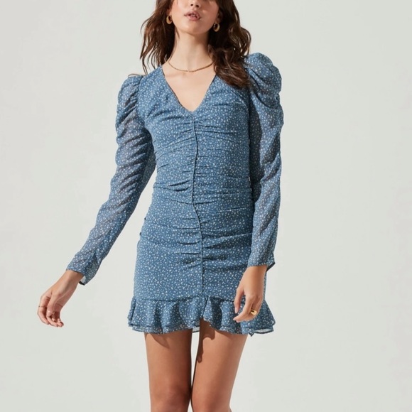 Astr Dresses & Skirts - NWT Astr The Label Ruched Mini Dress. Size Small. Blue Ditsy Floral. Long sleeve